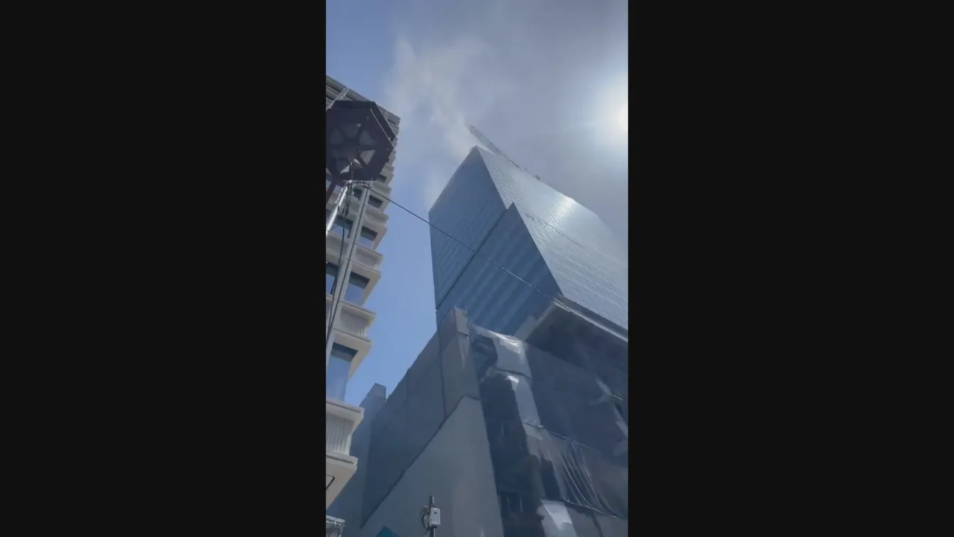 Пожар избухна в строящ се небостъргач в Япония (ВИДЕО)
