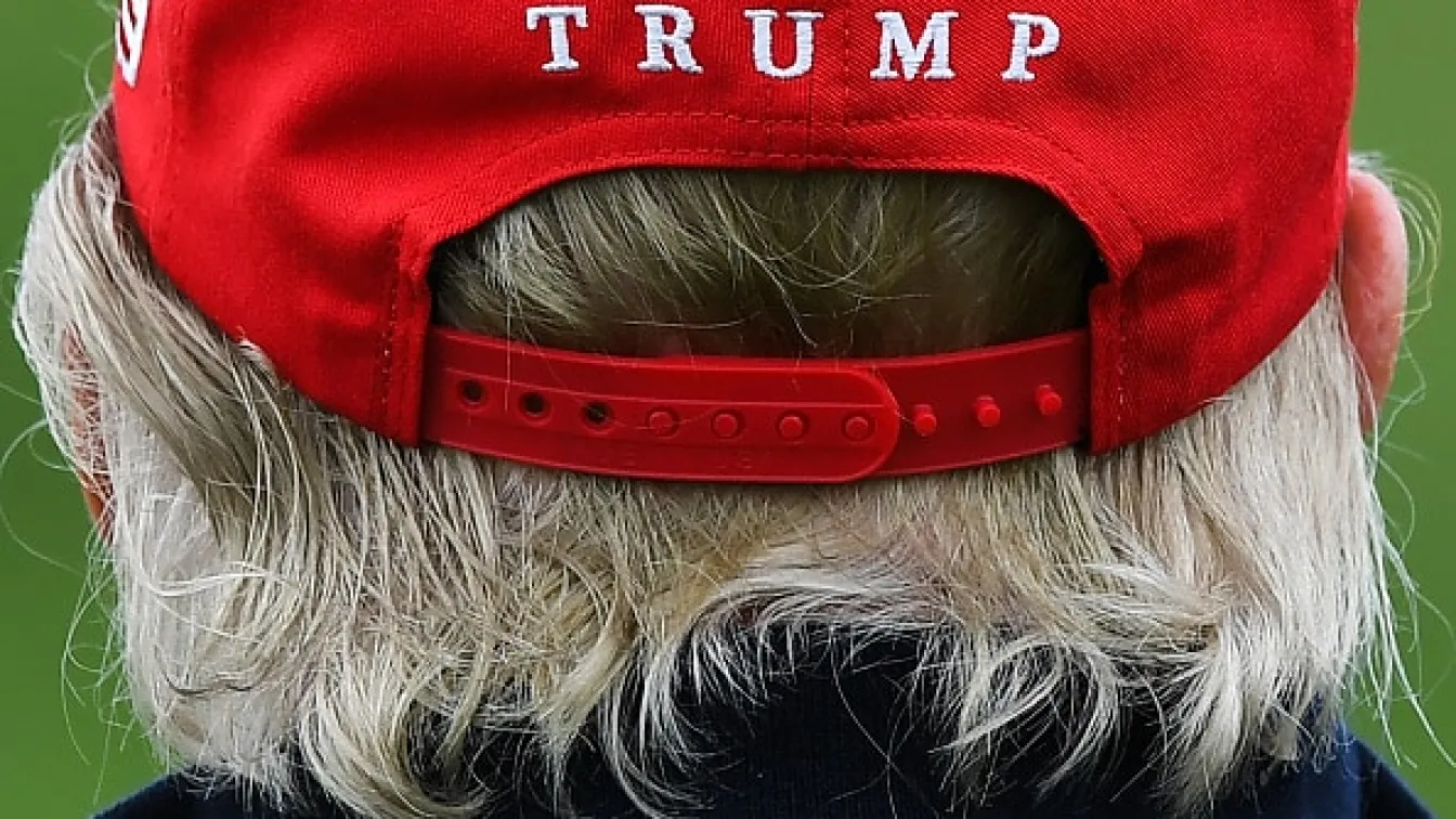 Тръмп призовава „произвеждайте в Америка“, но шапките MAGA идват от... Китай? (ВИДЕО)
