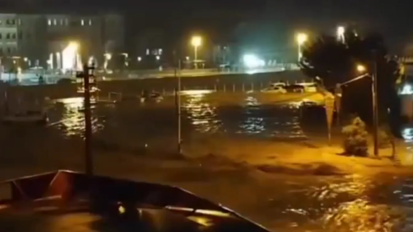 Бедствено положение в Турция: Наводнения взеха две жертви и срутиха мост (ВИДЕО)