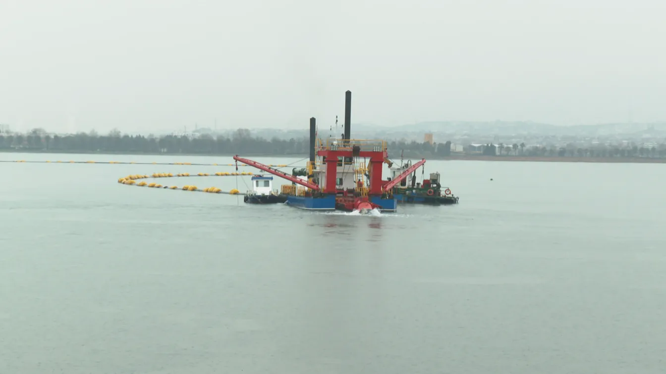  Огромен кораб-прахосмукачка чисти водите на Мраморно море в Турция