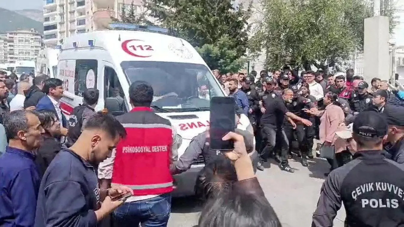 Осмокласникът, убил четирима в училище в Турция, е мъртъв. Полицията задържа баща му