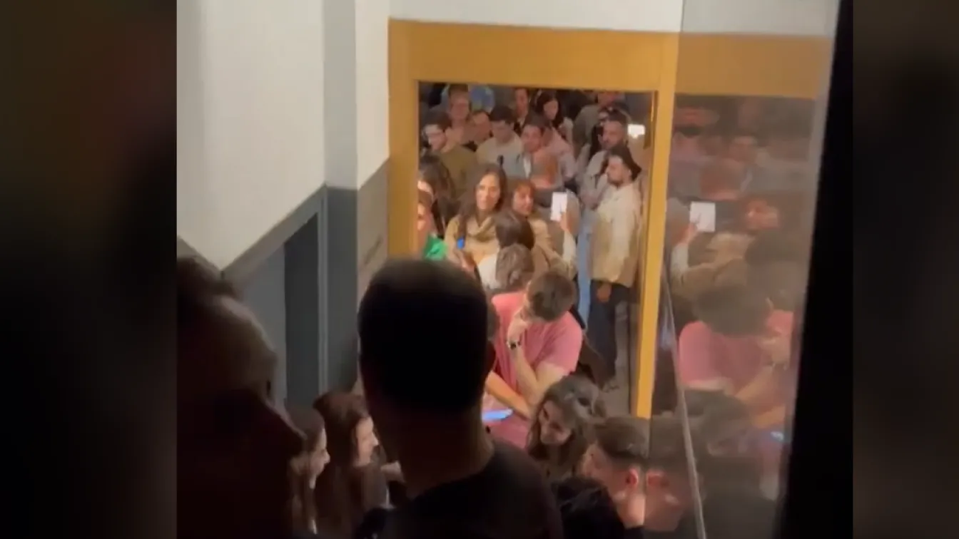 Прецедент в Барселона: Полицията гони български граждани, които чакат да дадат своя вот 