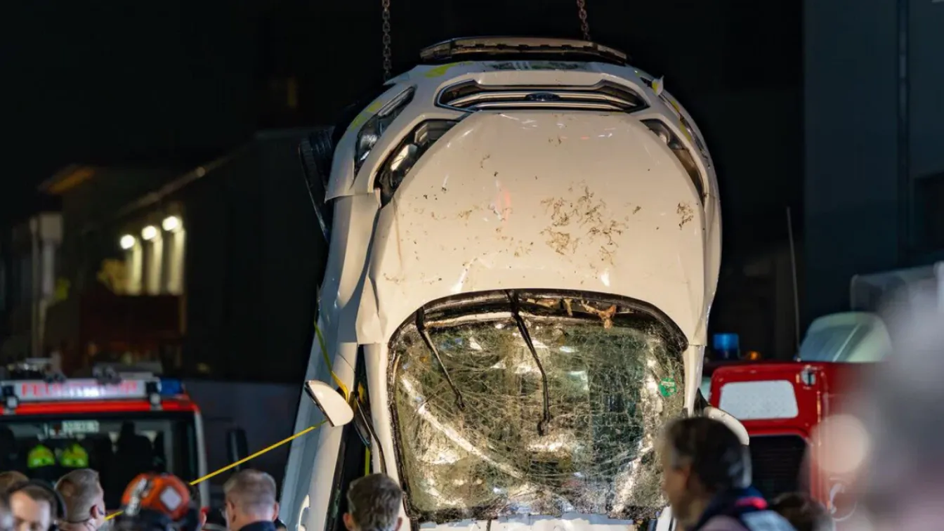 Петима младежи паднаха с автомобил от 8 метра в река