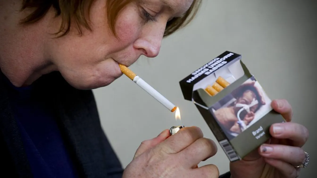 Австралия затяга мерките в борбата с тютюнопушенето