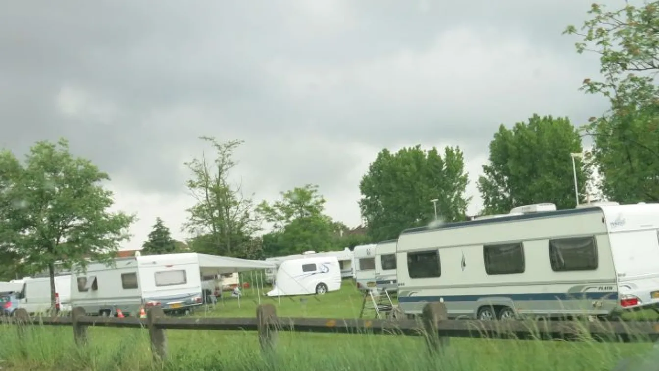 Кмет на френско село заплаши със самоубийство заради роми номади