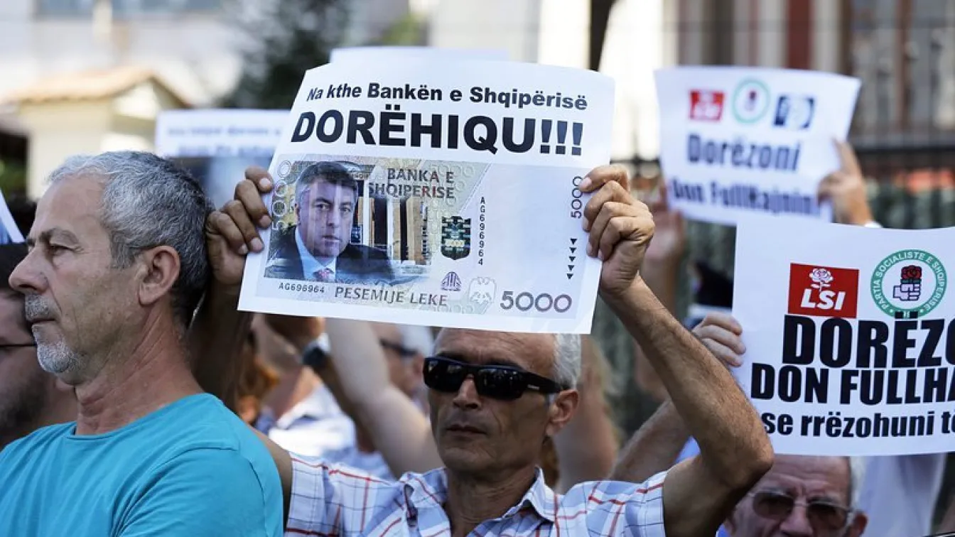 Протест с искане за оставката на шефа на Централната банка на Албания