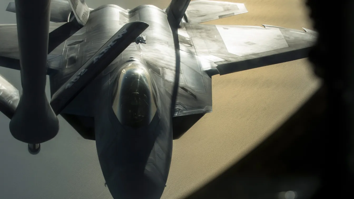 САЩ изпращат изтребители F-22 в Европа