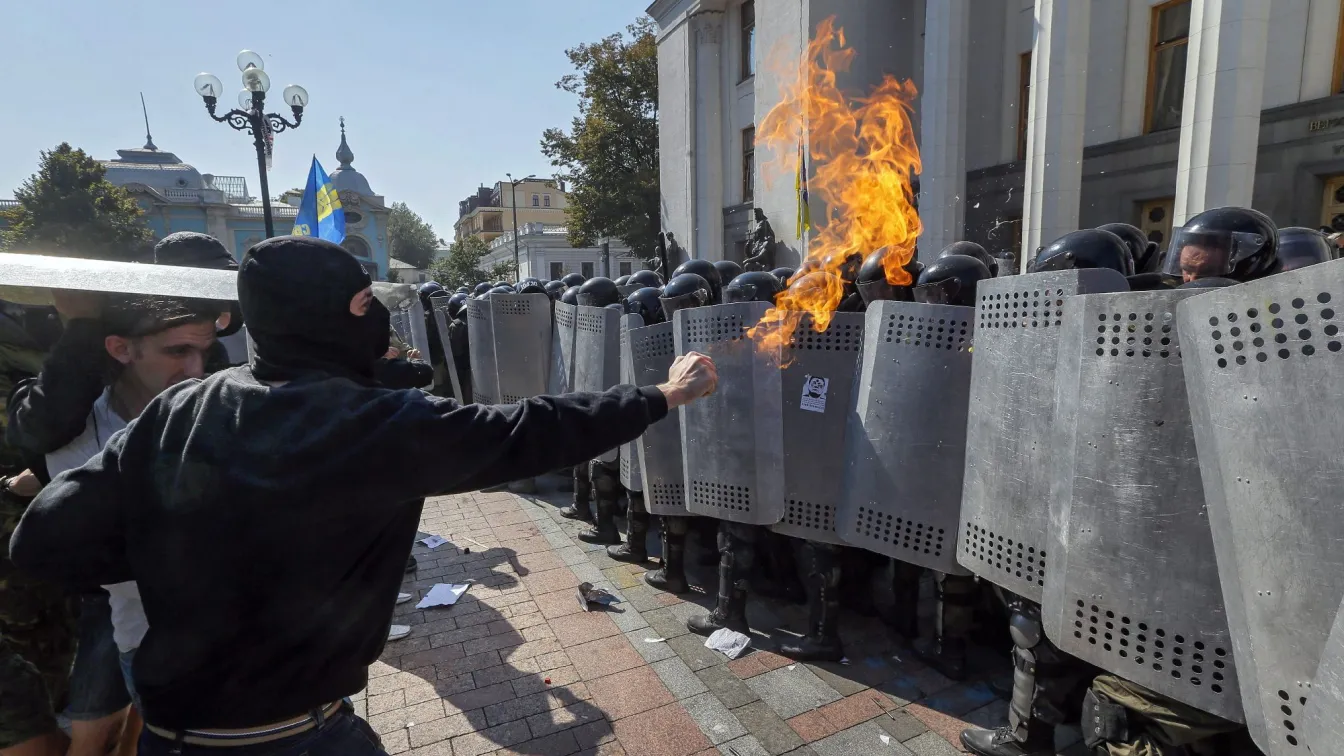 Порошенко обвини олигарси за сблъсъците край парламента в Киев