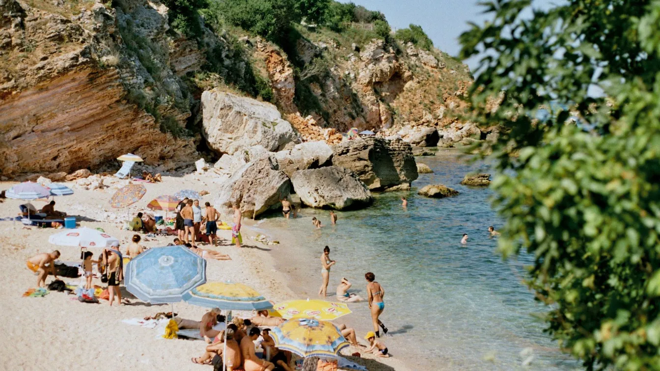 С деца на море