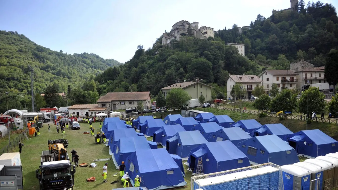 Кметът на Аматриче обеща дървени къщи за всички пострадалите от земетресението 