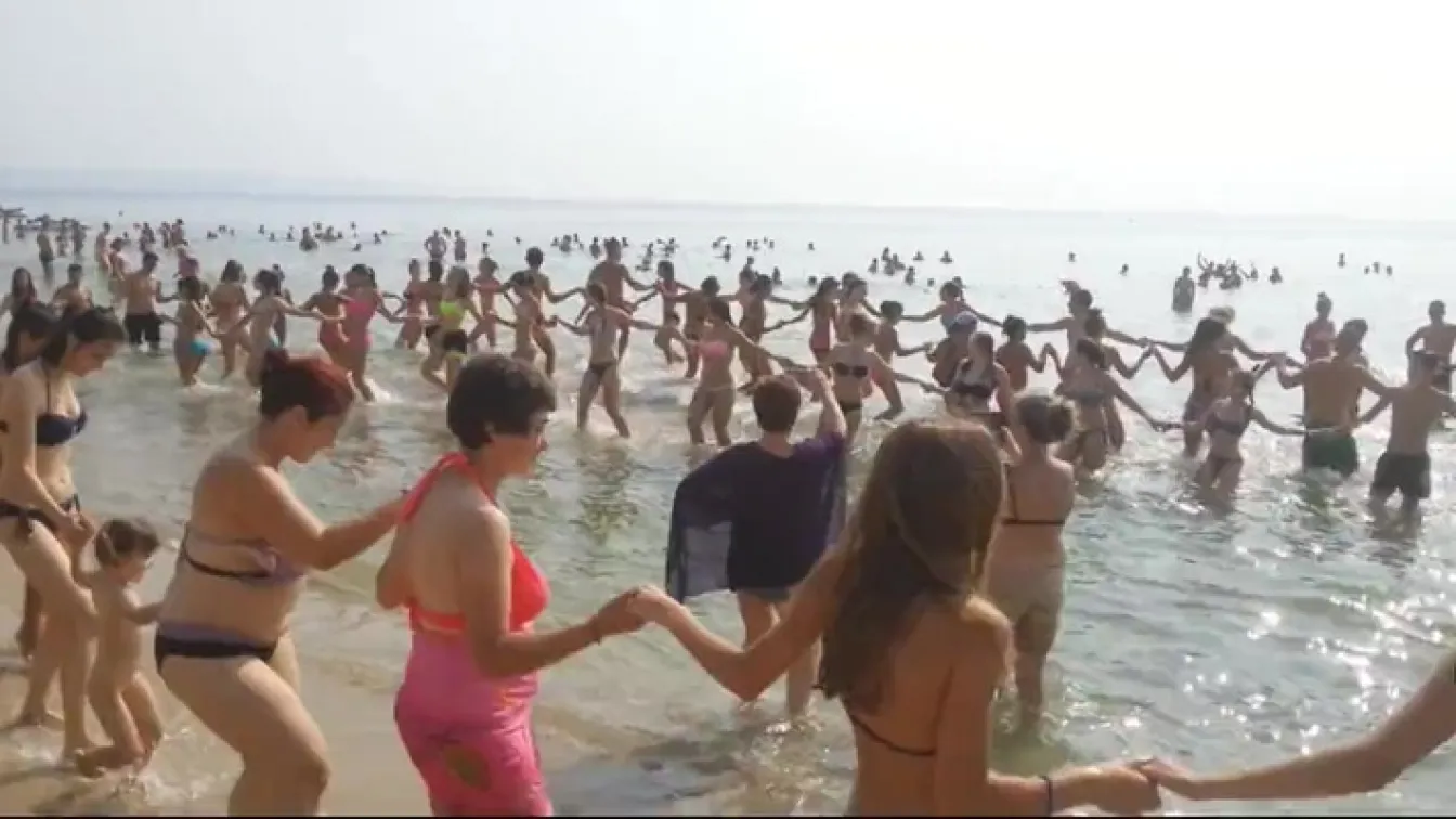 Българско хоро в морето на Кранево