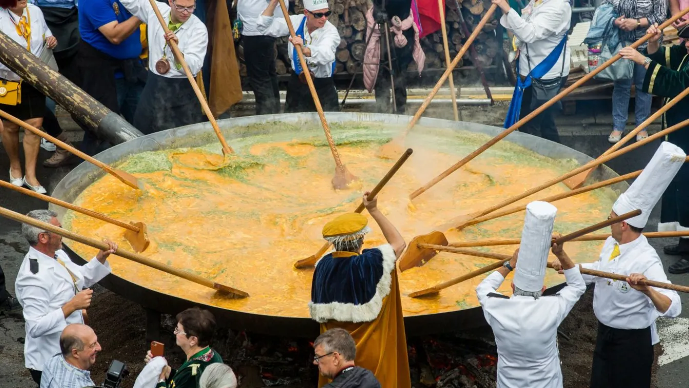 10 000 яйца, шунка и подправки: В Белгия забъркаха гигантски омлет 