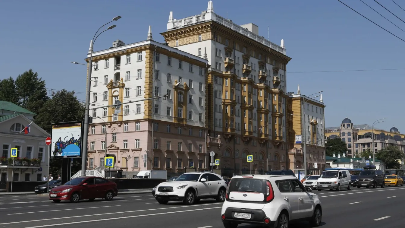 Вашингтон временно спира издаването на неимиграционни визи за САЩ в Русия