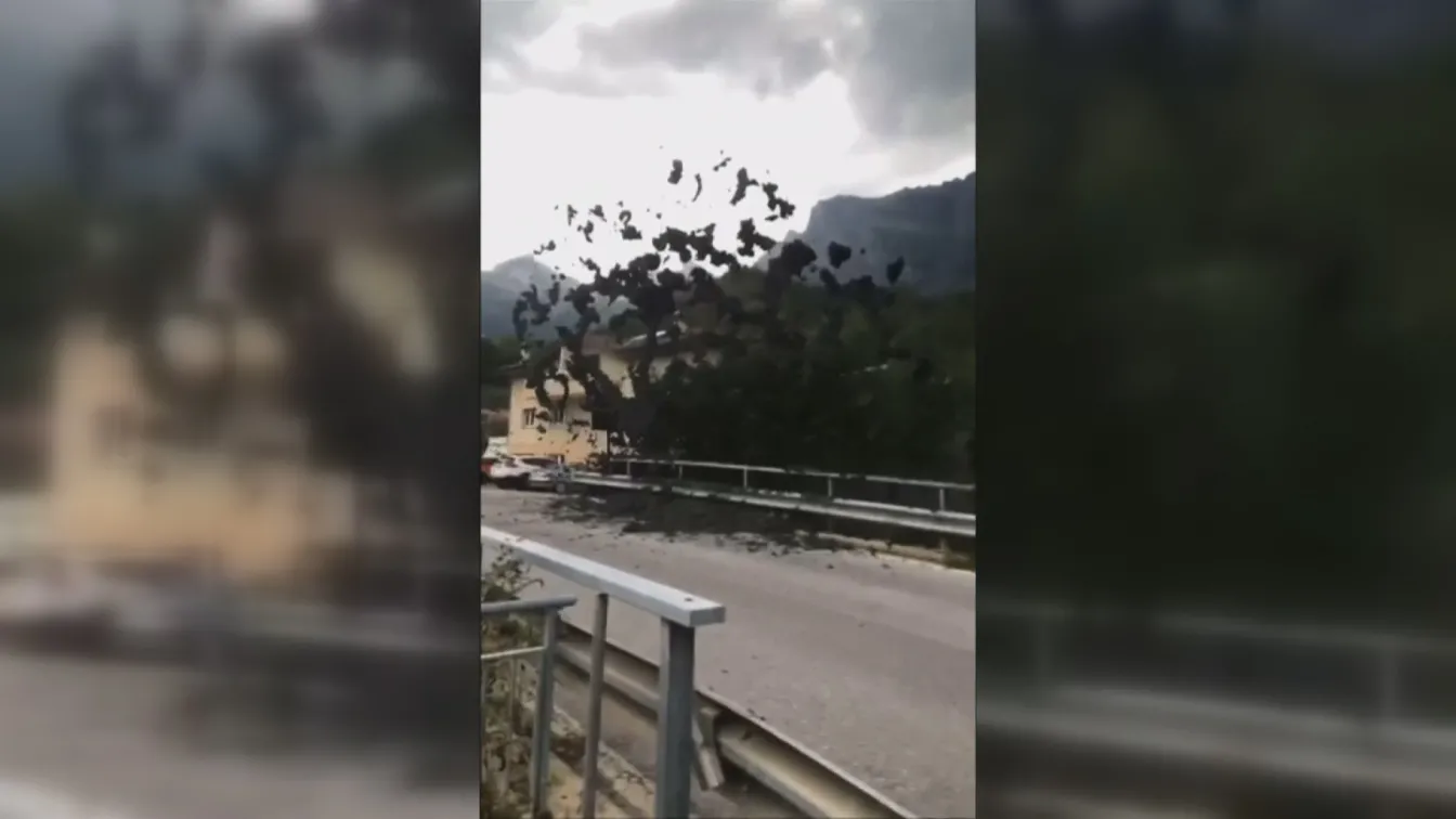 Кално свлачище затрупа път в Швейцария (ВИДЕО)