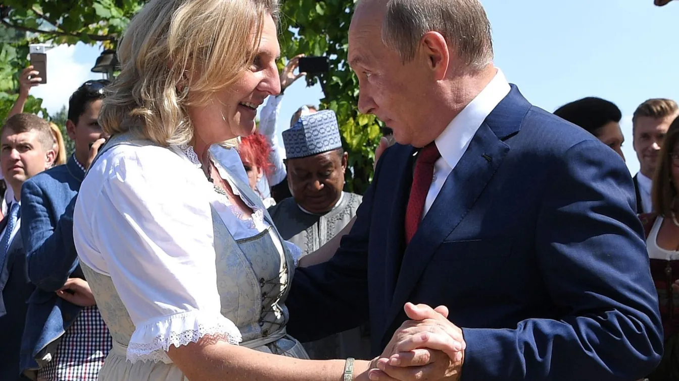 С „Горчиво” и казашки песни и танци Путин поздрави австрийската външна министърка за сватбата й