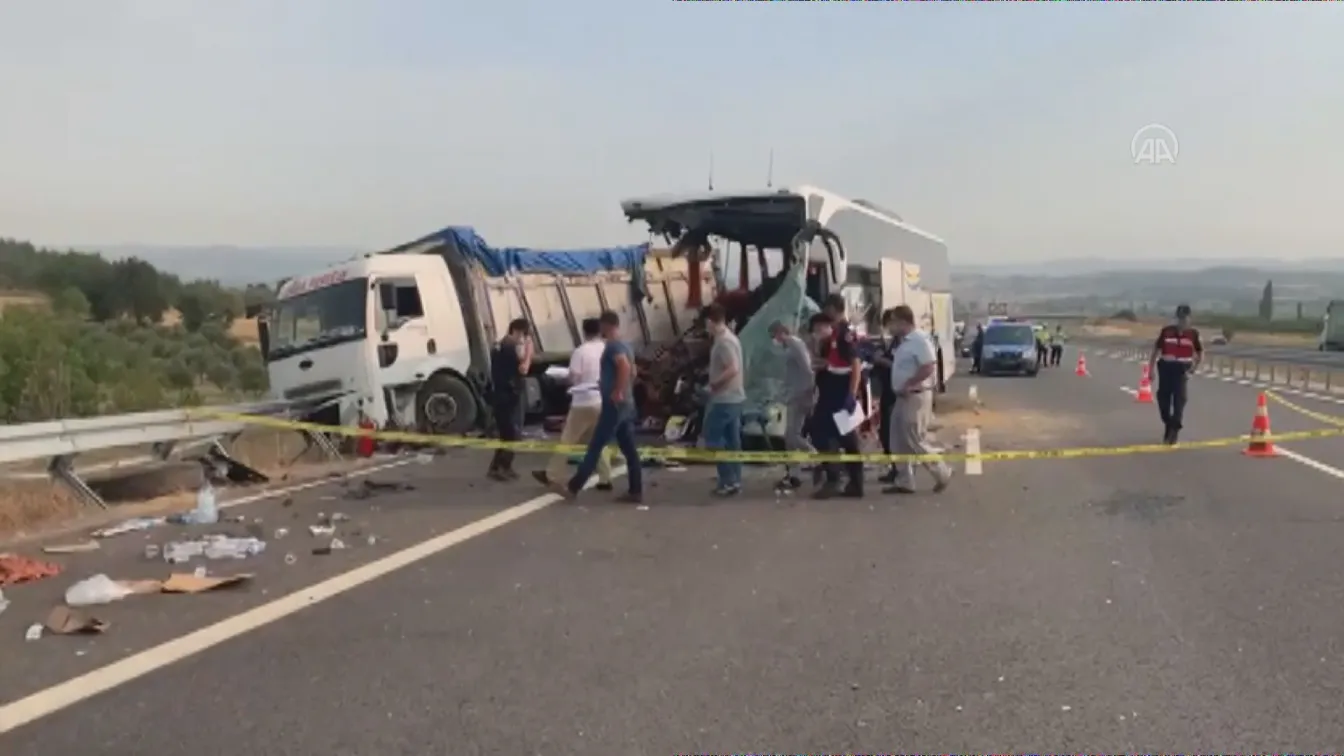 15 загинали в автобусна катастрофа в Турция