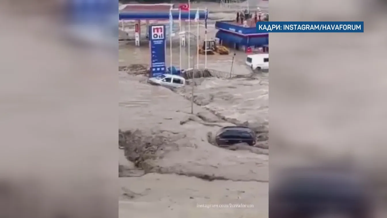 Проливни дъждове и наводнения в Турция, евакуирана е болница 