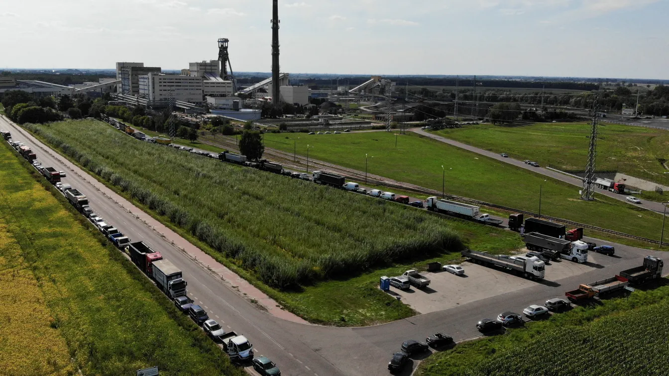Огромни опашки пред мина в Полша, хората чакат с дни за въглища