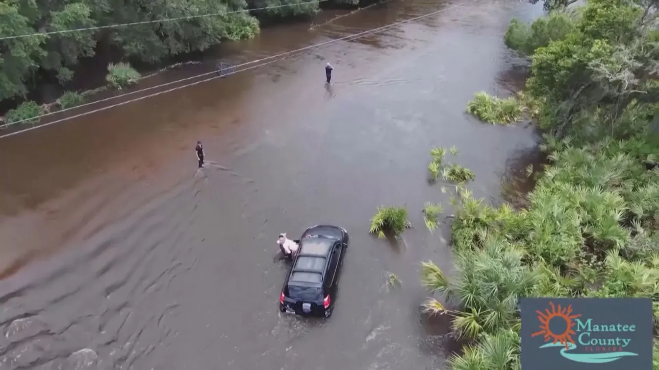 Кадри от дрон: Спасяват мъж от кола във воден капан заради бурята „Деби“ (ВИДЕО)