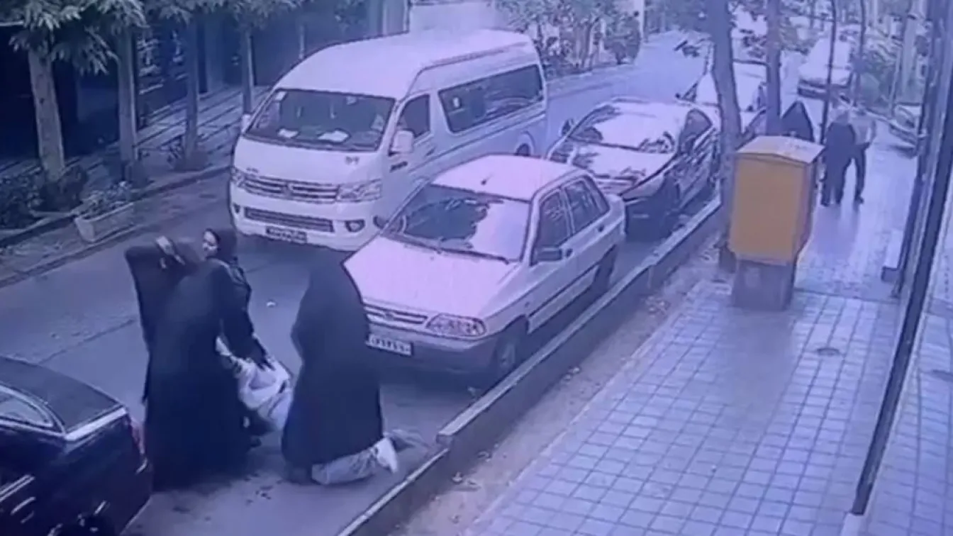 Кадри набират популярност в мрежата: Полицаи отвеждат момичета без хиджаб (ВИДЕО)