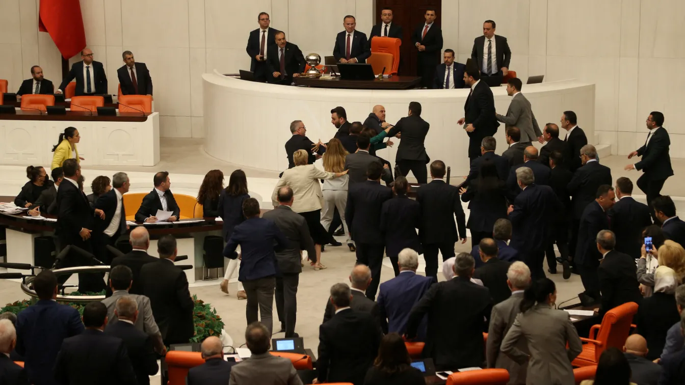 Кръв и масов бой в турския парламент (ВИДЕО)