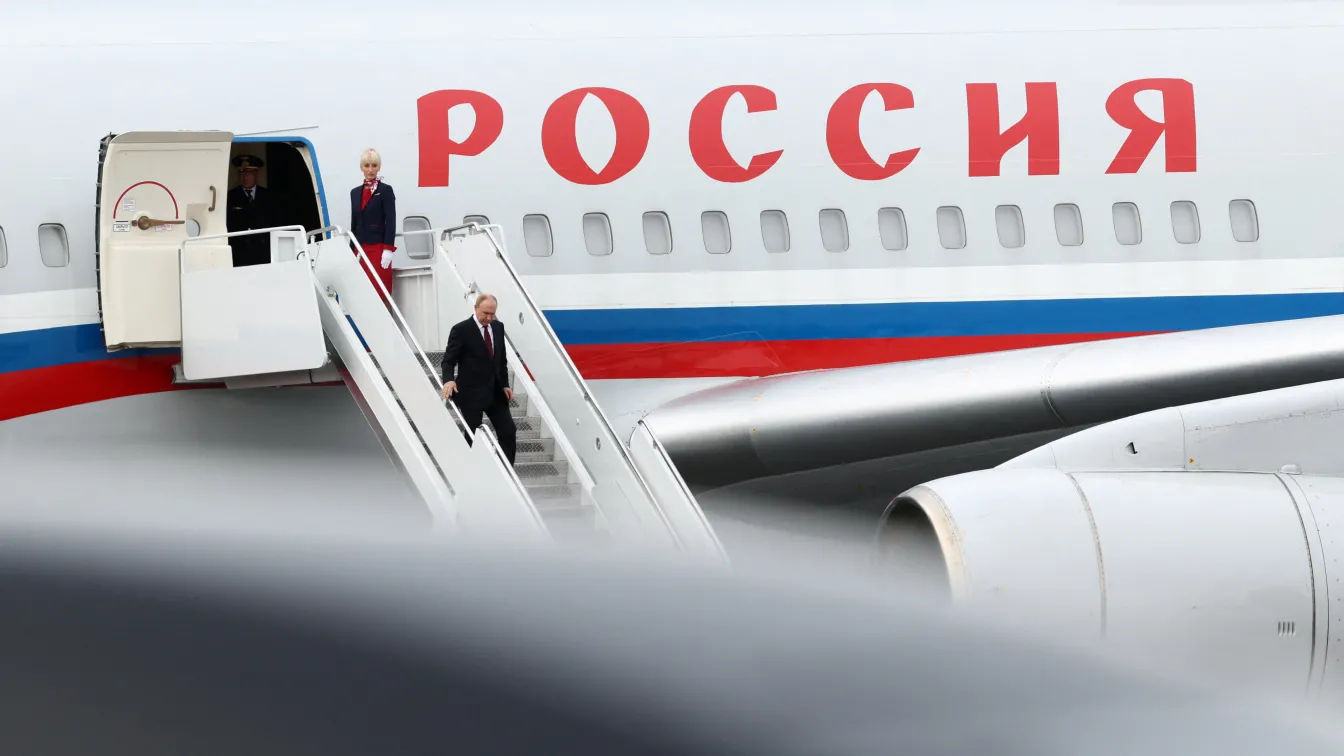 Екипът на Путин със серия подигравки преди срещата с Тръмп – сервирали киевски котлети в самолета