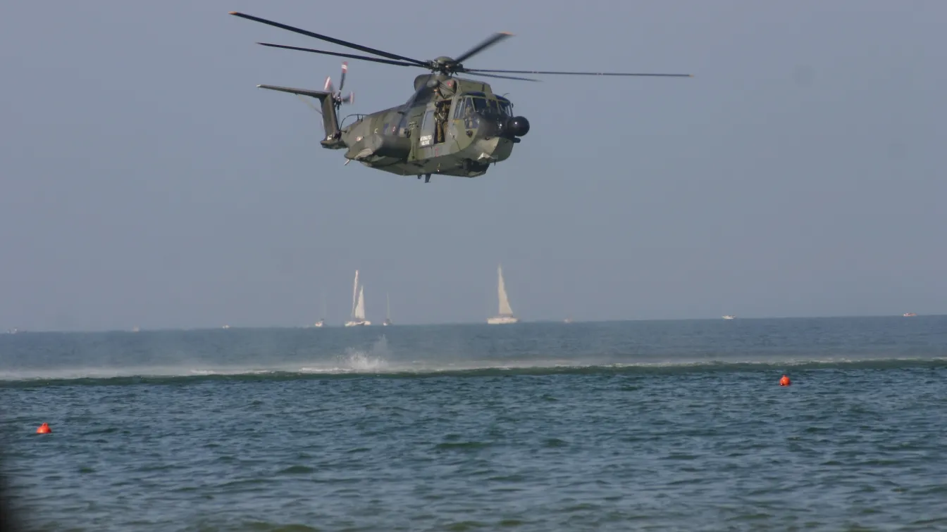 Военен хеликоптер на САЩ откри огън по кораб, плаващ под панамски флаг
