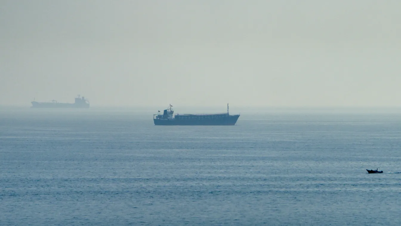 Американската армия откри огън по кораб, нарушил блокадата на иранските пристанища