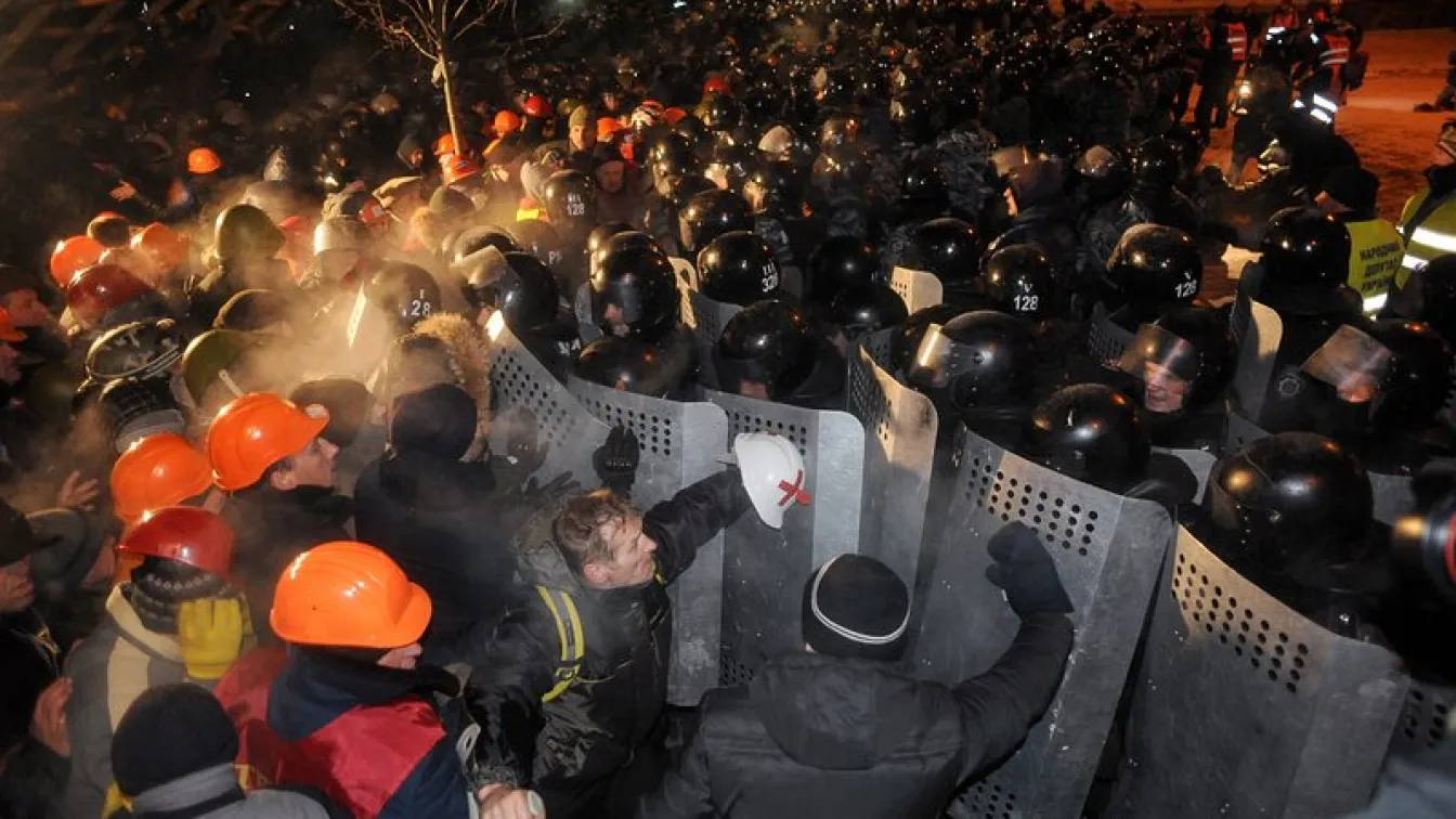 Властта срещу хората