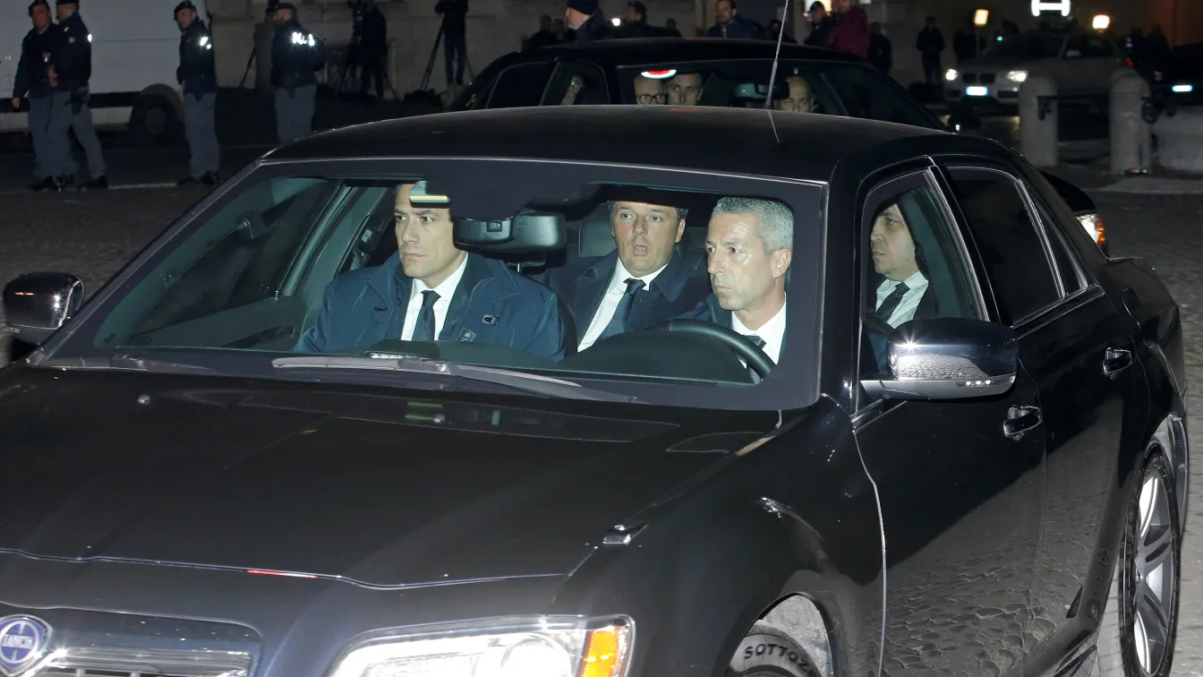 Матео Ренци пристигна в президентския дворец, за да връчи оставката си