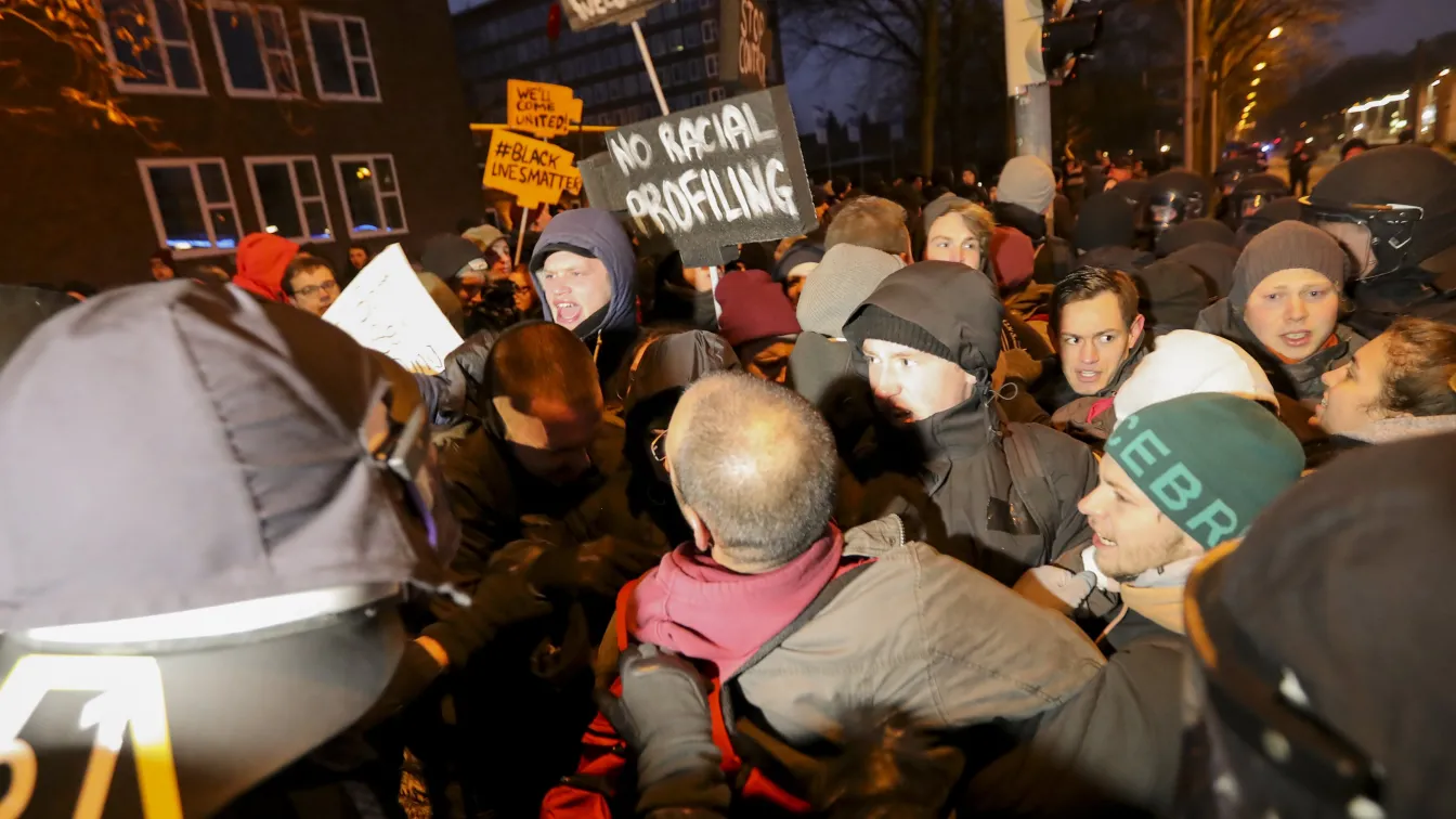 Сблъсъци между полиция и протестиращи срещу 