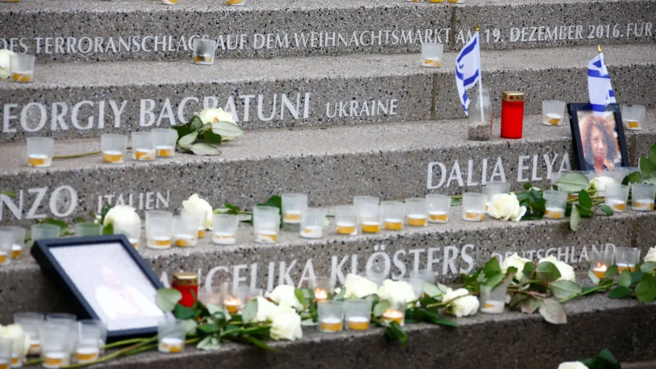 Кметът на Берлин откри паметник на загиналите при атентата миналата година