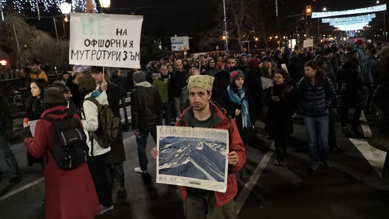 „Пирин не е баница”: Еко активисти блокираха центъра на София след решението на МС (СНИМКИ)