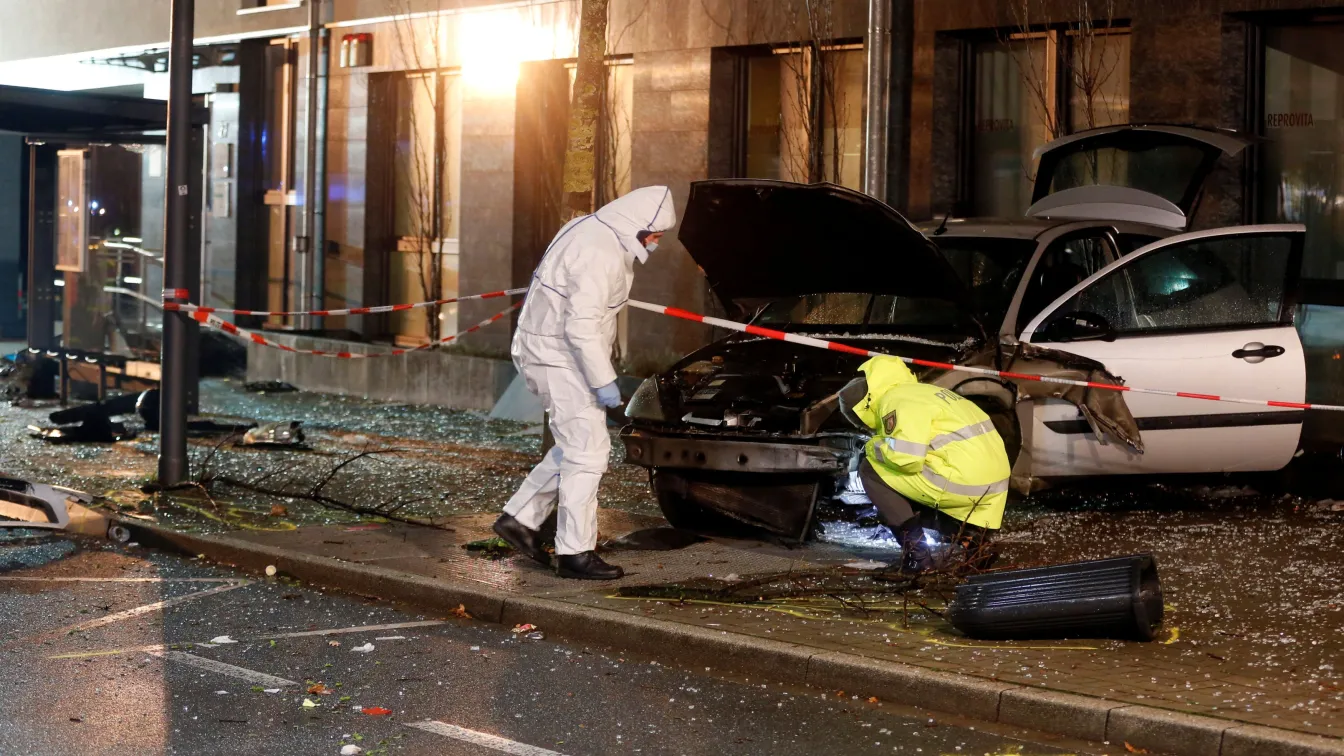 Кола се вряза в автобусна спирка в Германия