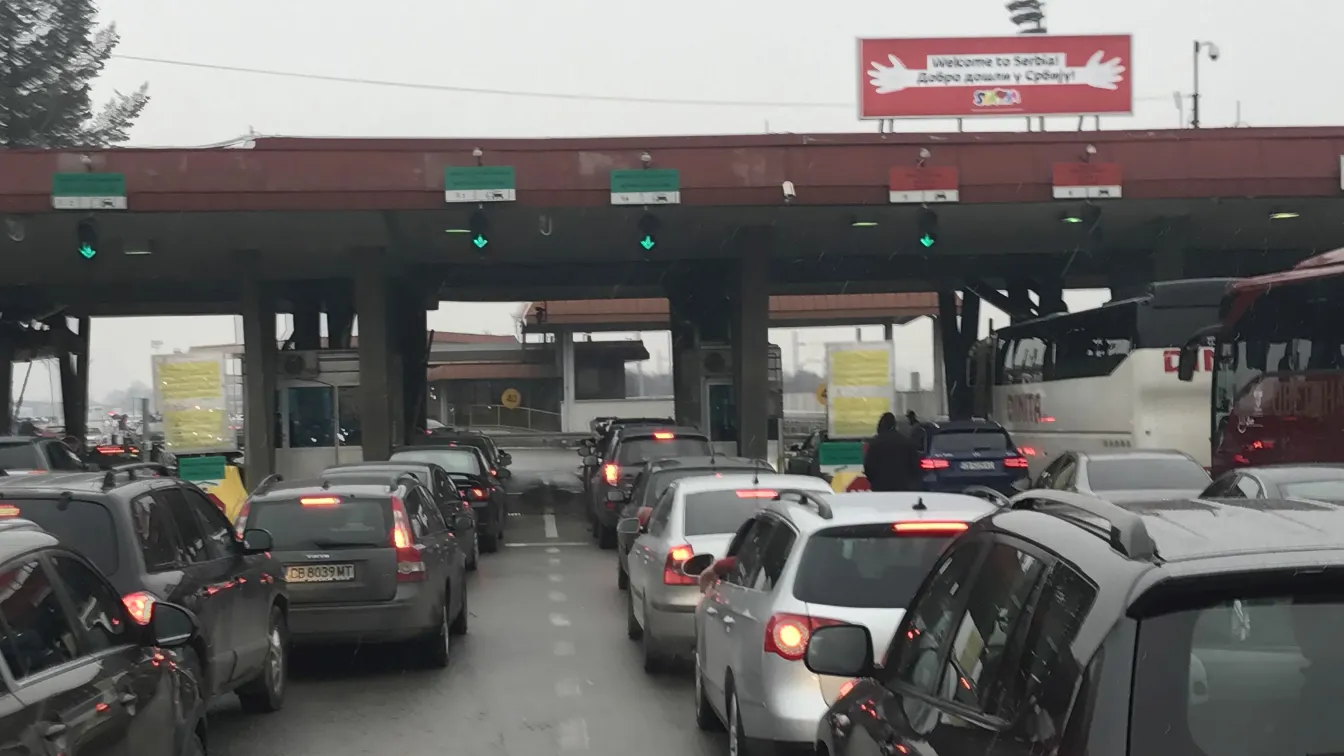 Сърбите спряха временно пропускането на товарни автомобили през „Калотина“