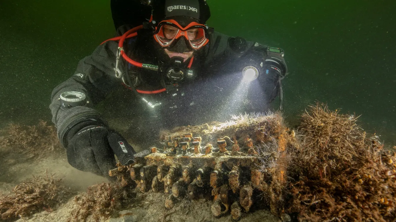 Водолази откриха кодираща машина „Енигма“ на дъното на Балтийско море (СНИМКИ)