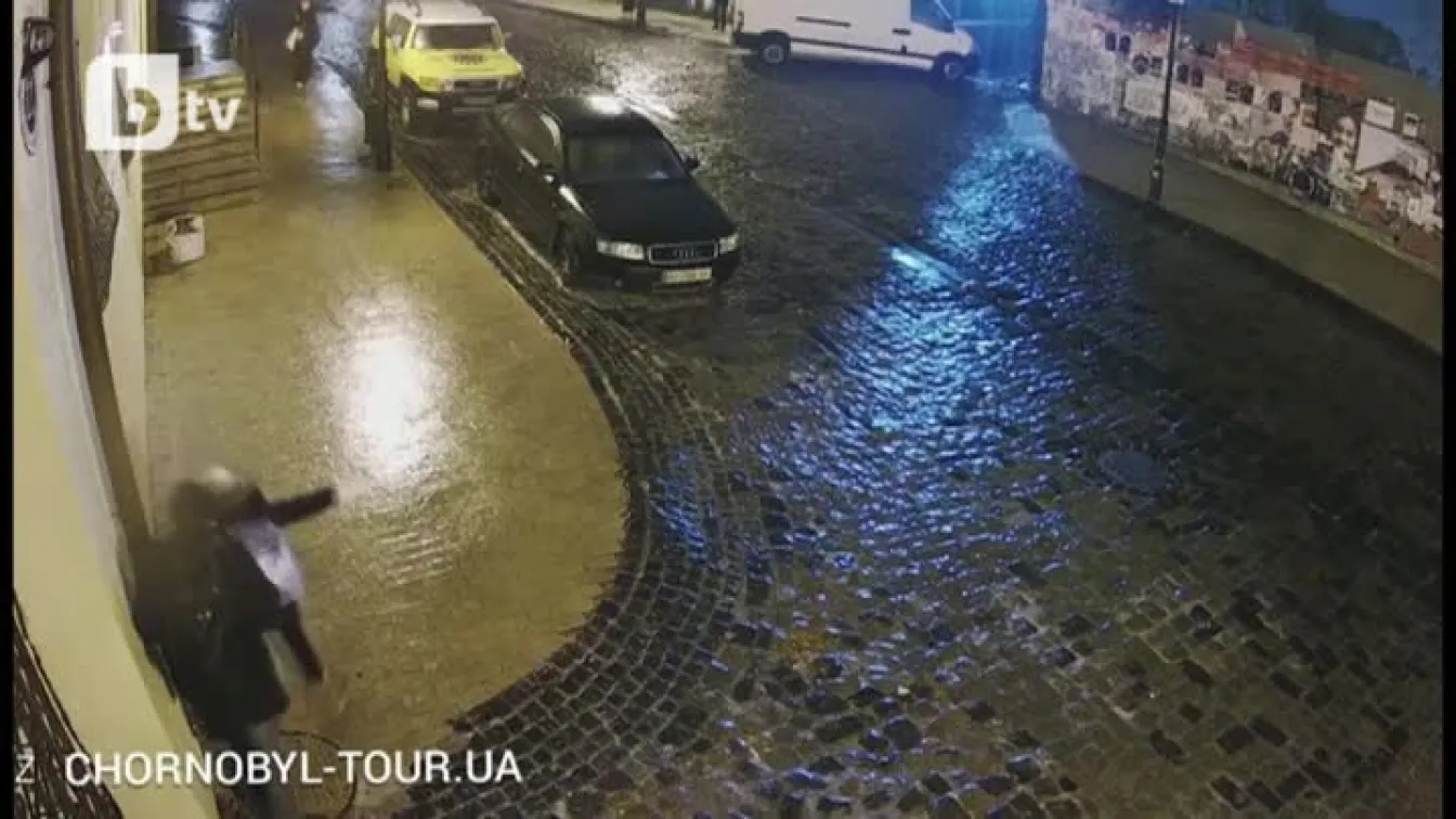 Тийнейджър не успя да пребори заледен хълм в Киев (ВИДЕО)