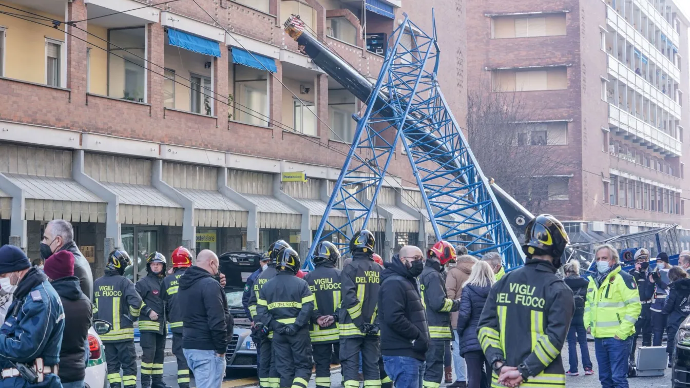 Два крана паднаха в Торино и убиха трима души