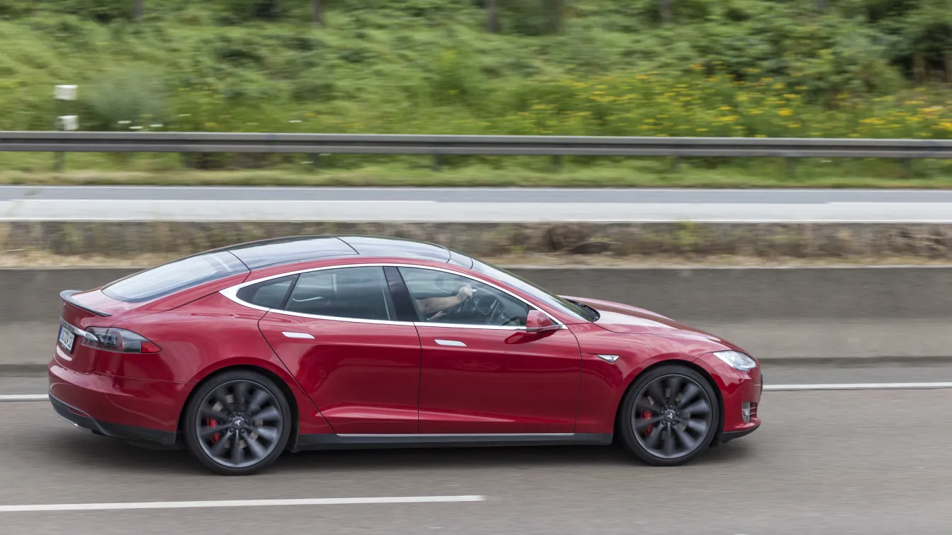 Най-мащабният ход досега: Tesla изтегля почти всички свои автомобили в САЩ 