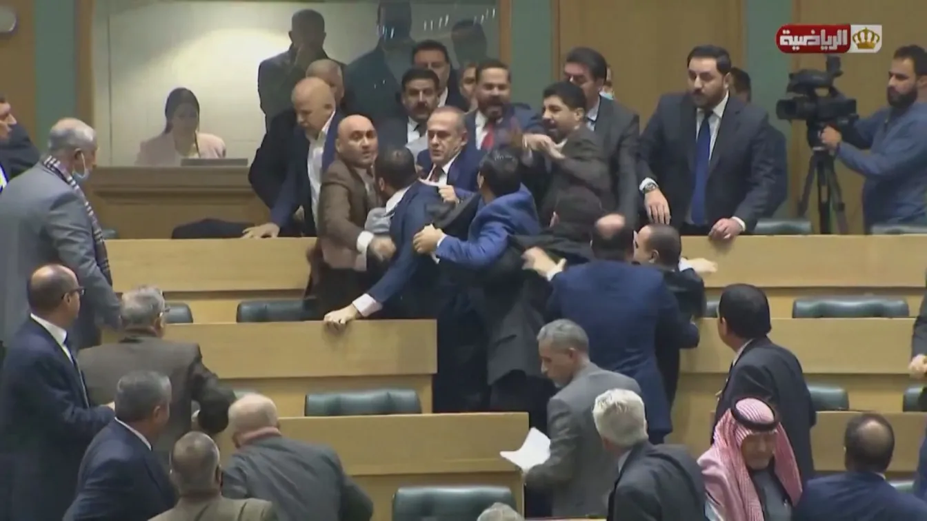 Бой в йорданския парламент заради дебат за равенството между жените и мъжете