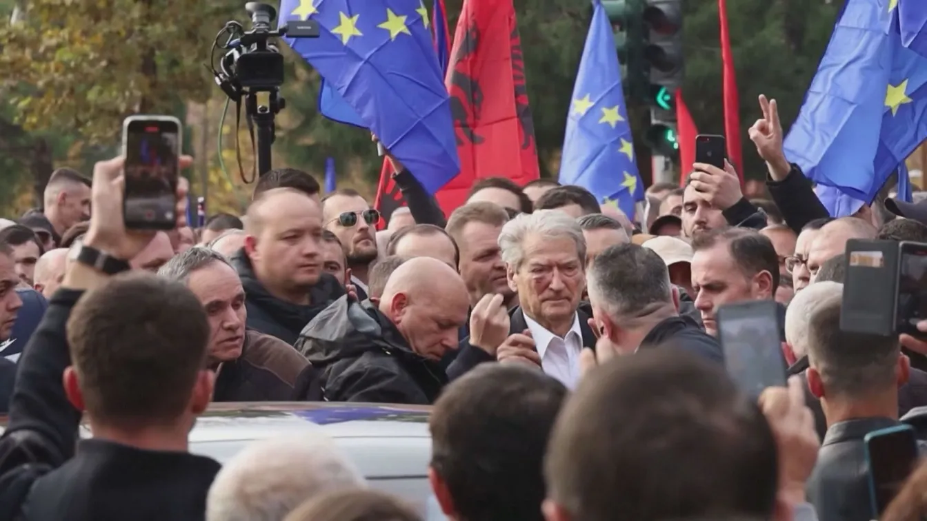 Мъж удари с юмрук в лицето опозиционния лидер Сали Бериша (ВИДЕО)