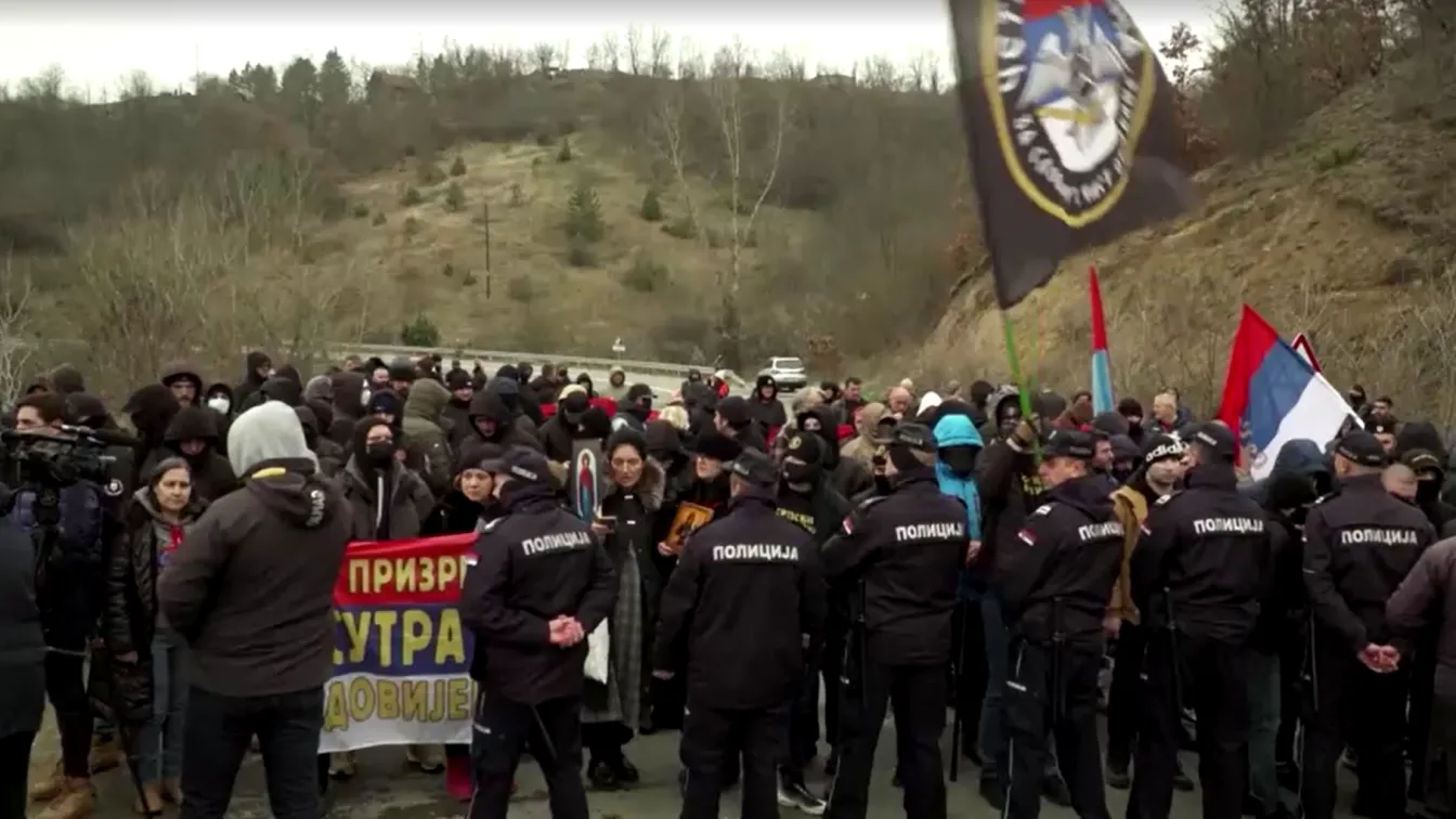 Протестите в Косово: Заграждения и повече войници на НАТО преди демонстрациите 