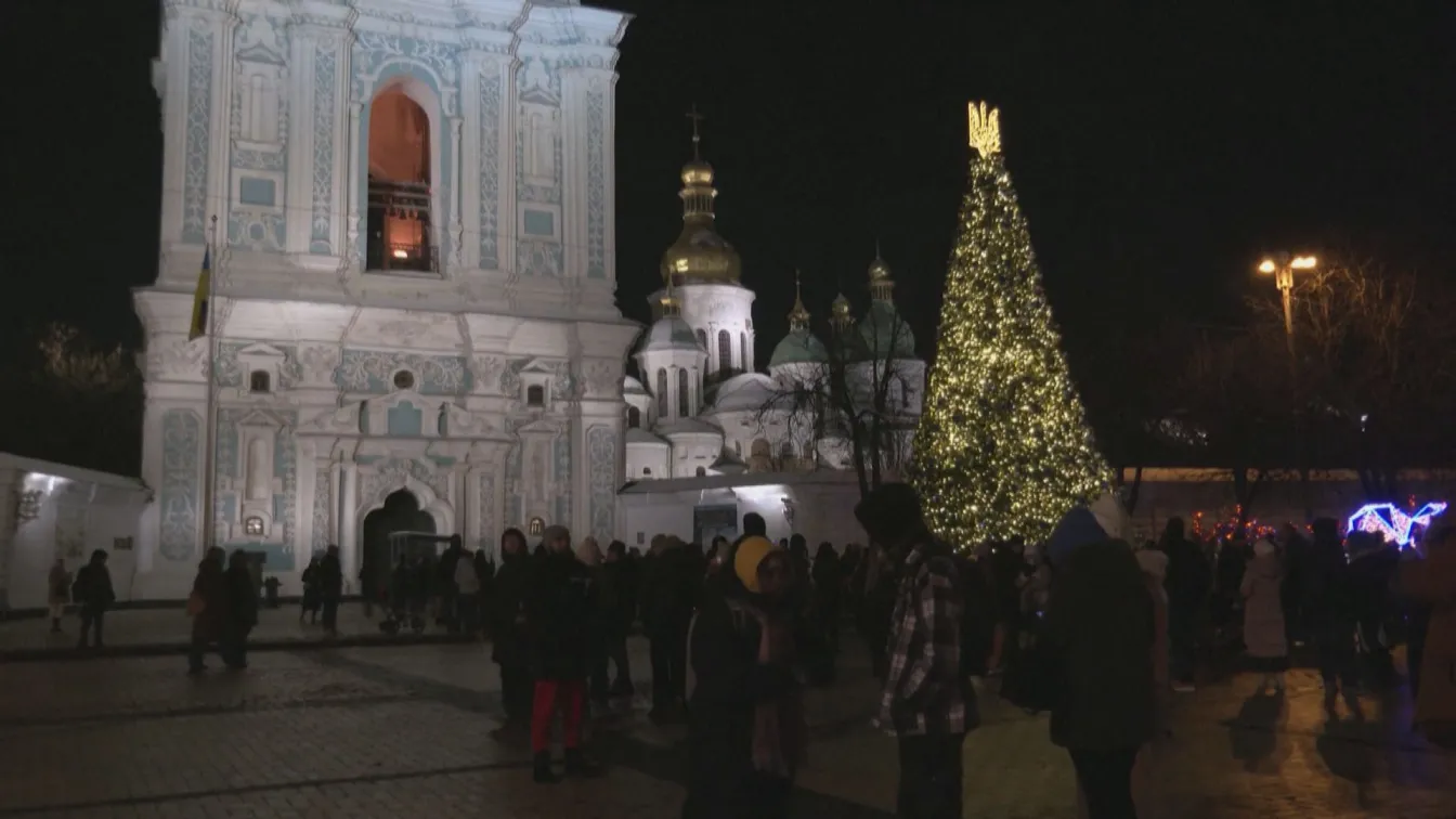 Светът в очакване на Коледа: Елха грейна в Киев