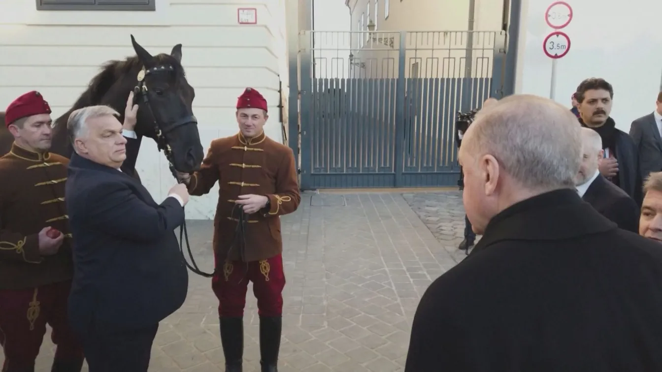 Орбан и Ердоган си размениха странни подаръци (ВИДЕО)