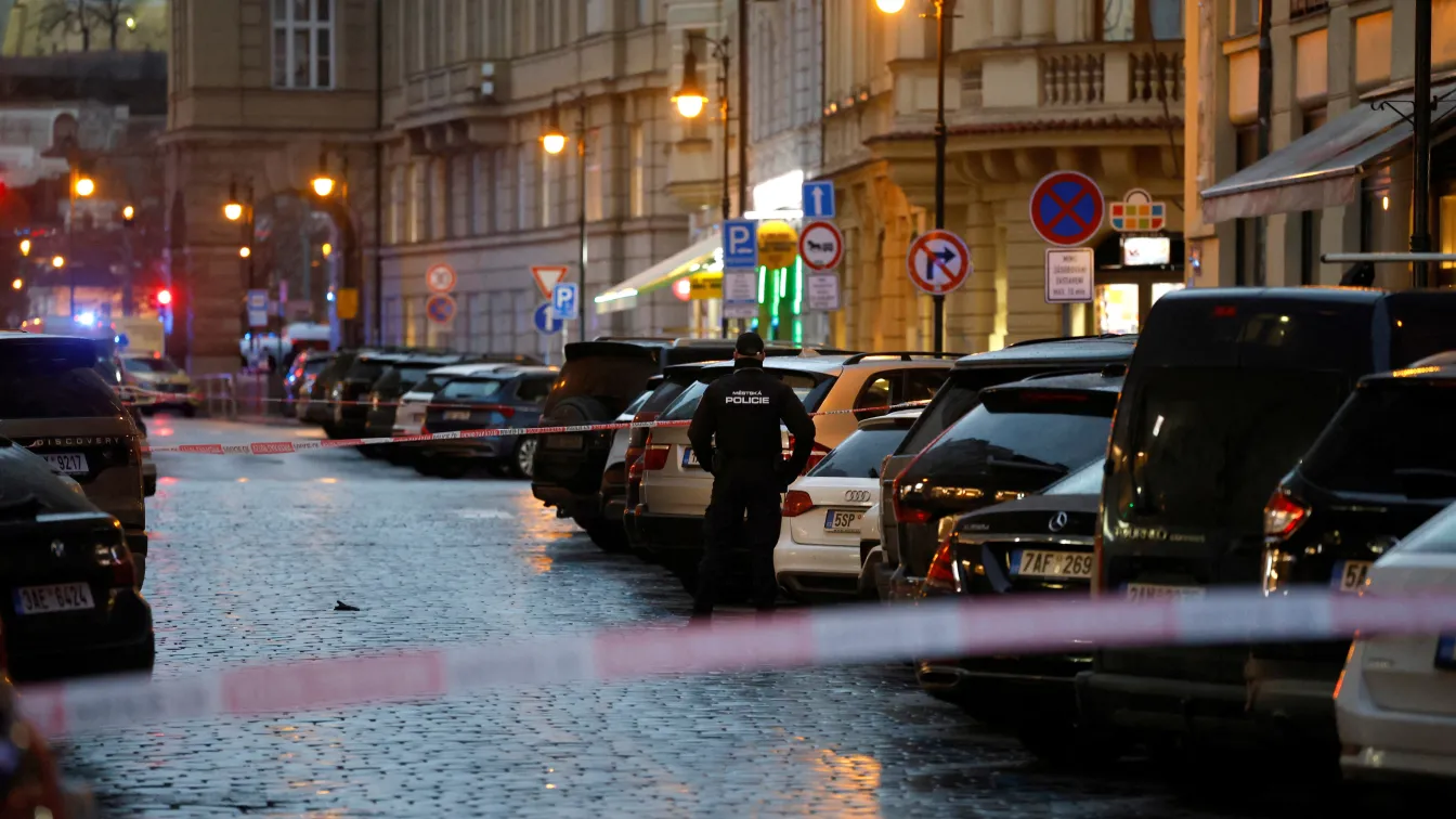 След масовата стрелба в университет в Прага: Полицията проверява района за бомба