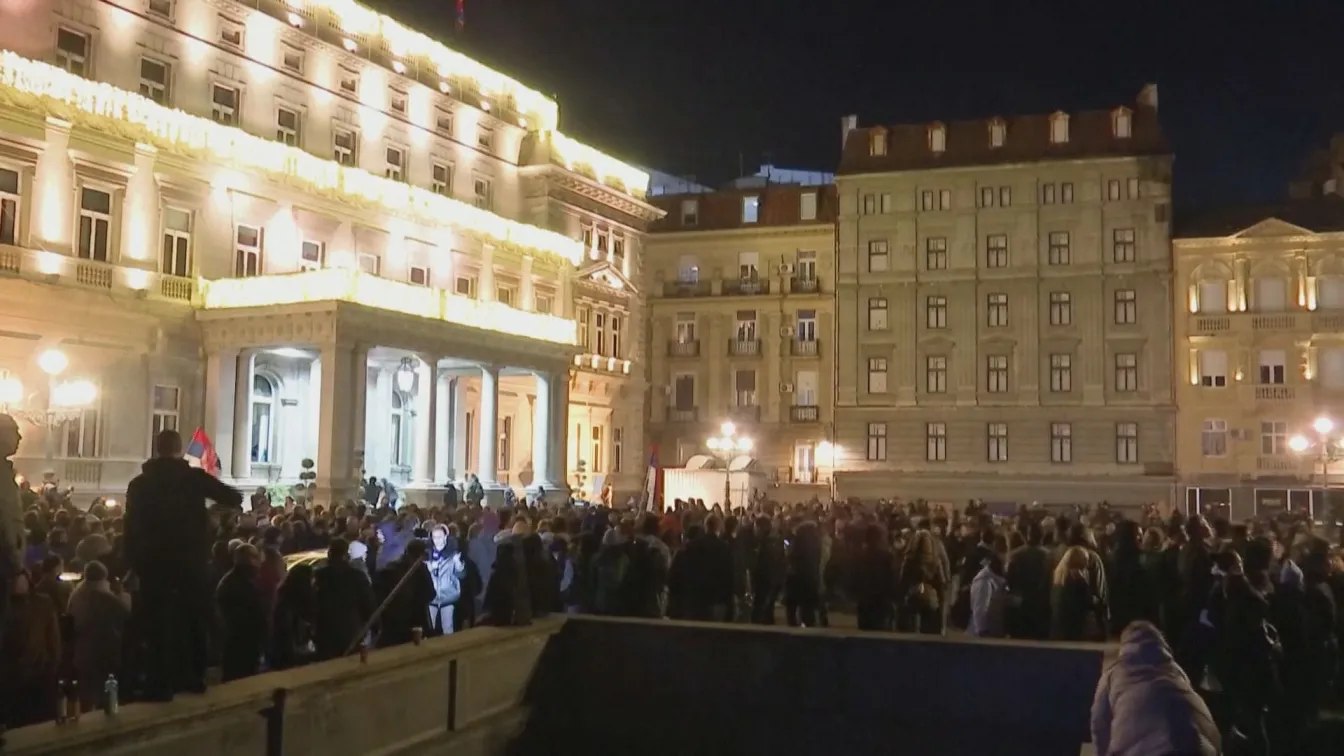 Масов протест в Белград заради изборите, опитаха да нахълтат в кметството