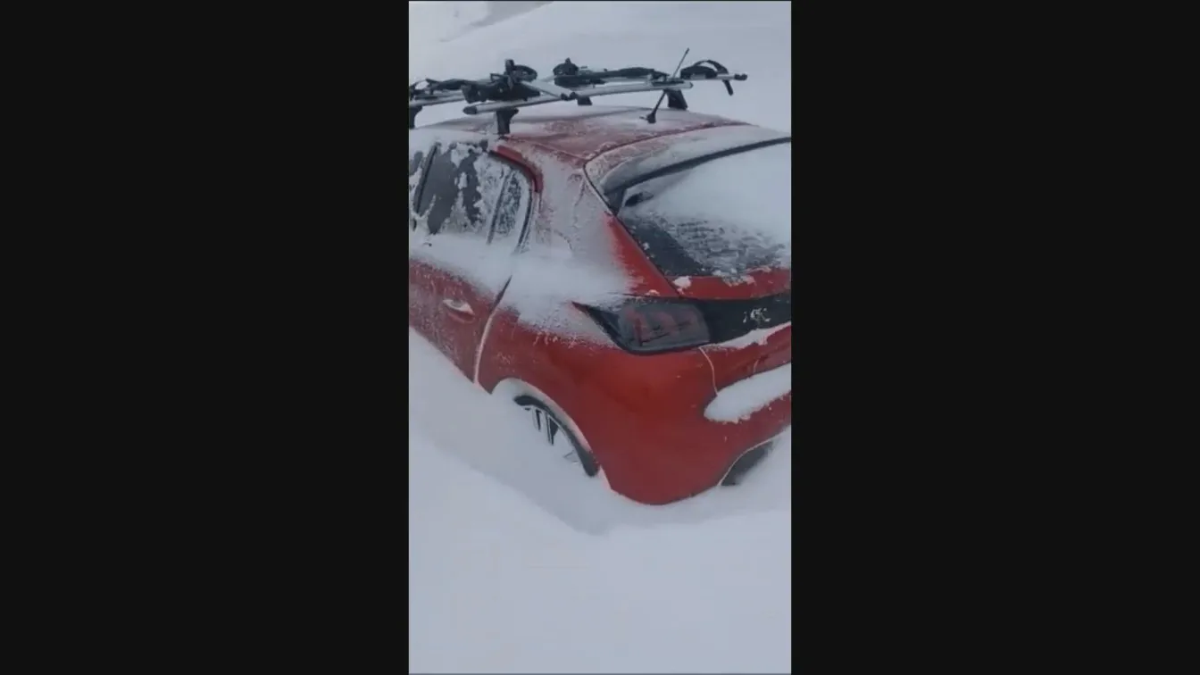 Затрупани в снега: Спасиха двама души, блокирани в кола (ВИДЕО)