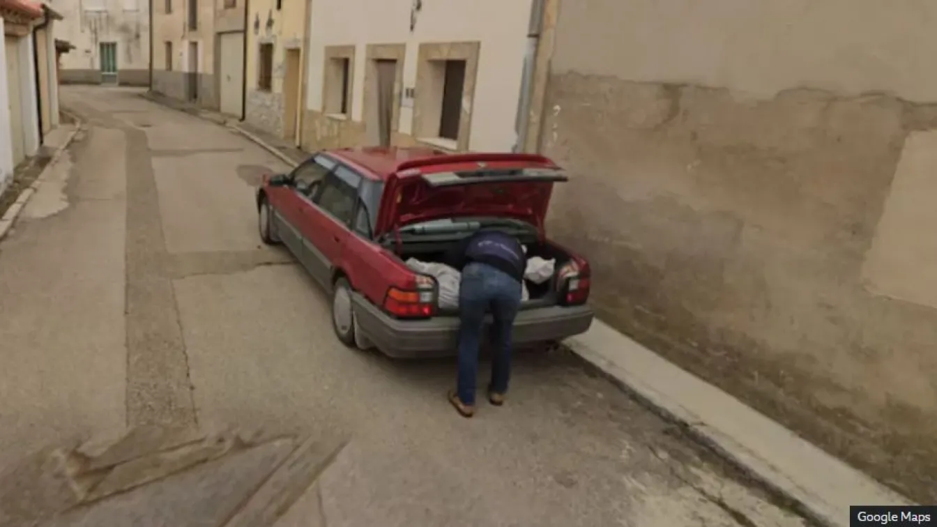 Мъж товари найлонова торба в багажник: Снимка от Google Street View помогна да се разкрие убийство 