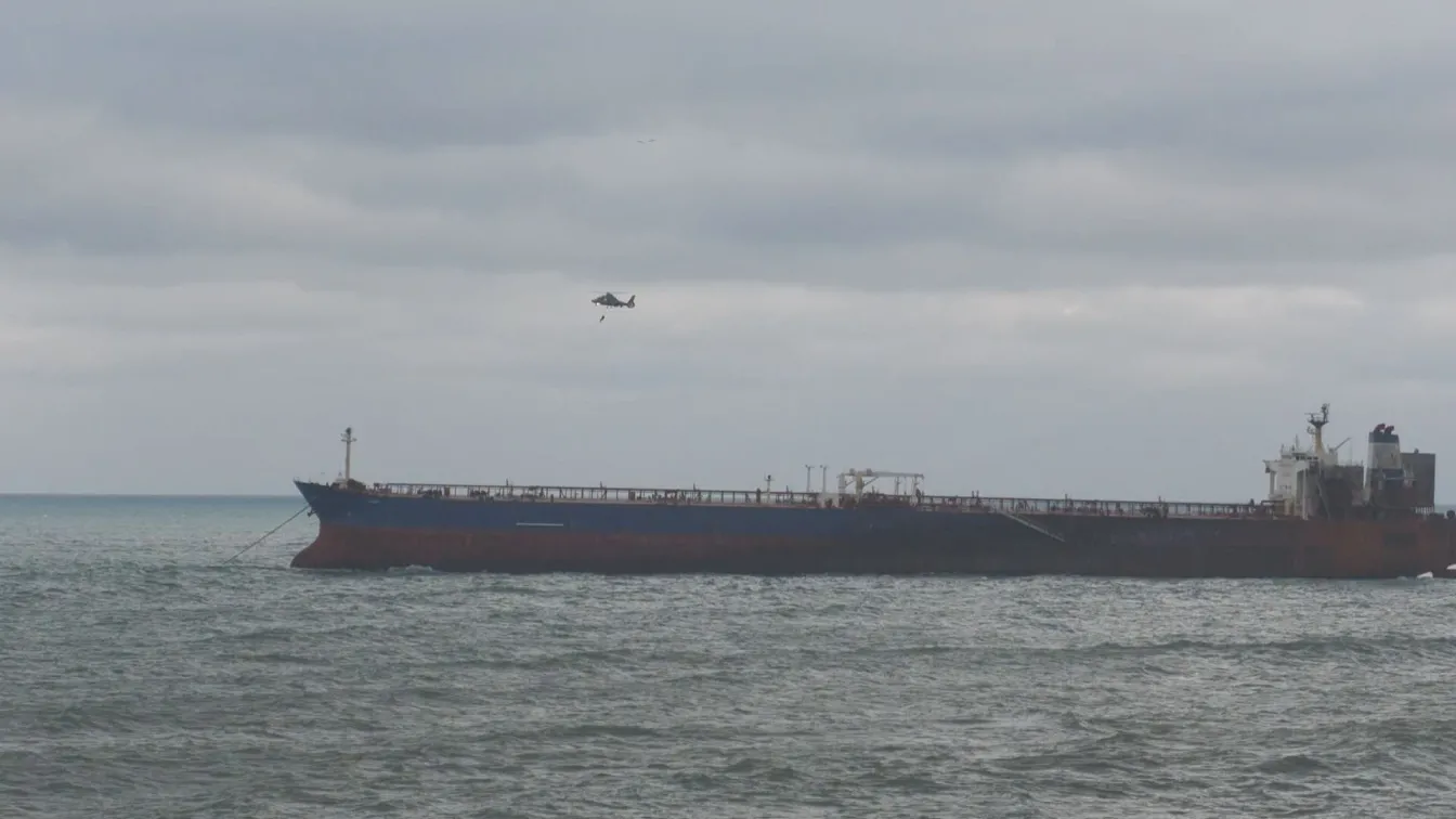 Танкерът „Кайрос“ остава блокиран край Ахтопол, бурното море не позволява да бъде преместен