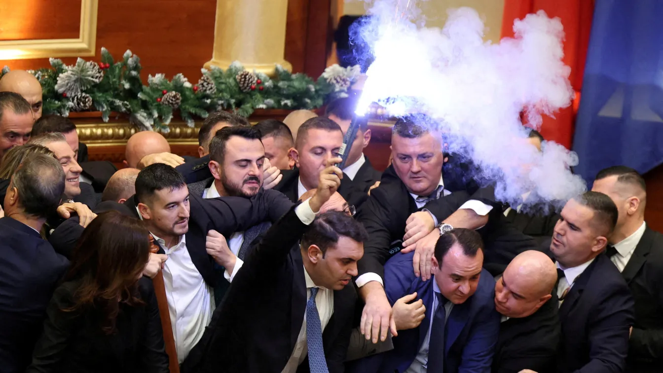 „Без парламент с тези, които крадат“: Факли и бой в албанския парламент след корупционен скандал с вицепремиера за милиони